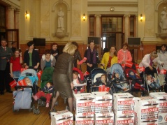 16. март 2012. године Предаја потписа грађана за укидање ПДВ и ограничавање трговачких маржи на опрему и храну за бебе